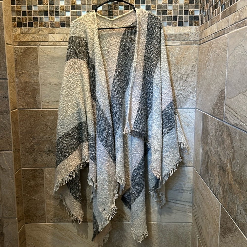 Poncho/shawl soft sweater soft sage, gray and blush